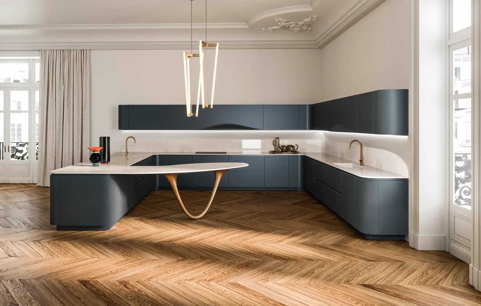 Cuisine Snaidero Ola bleu nuit, îlot courbe sur piètement laiton, dans un appartement à moulures