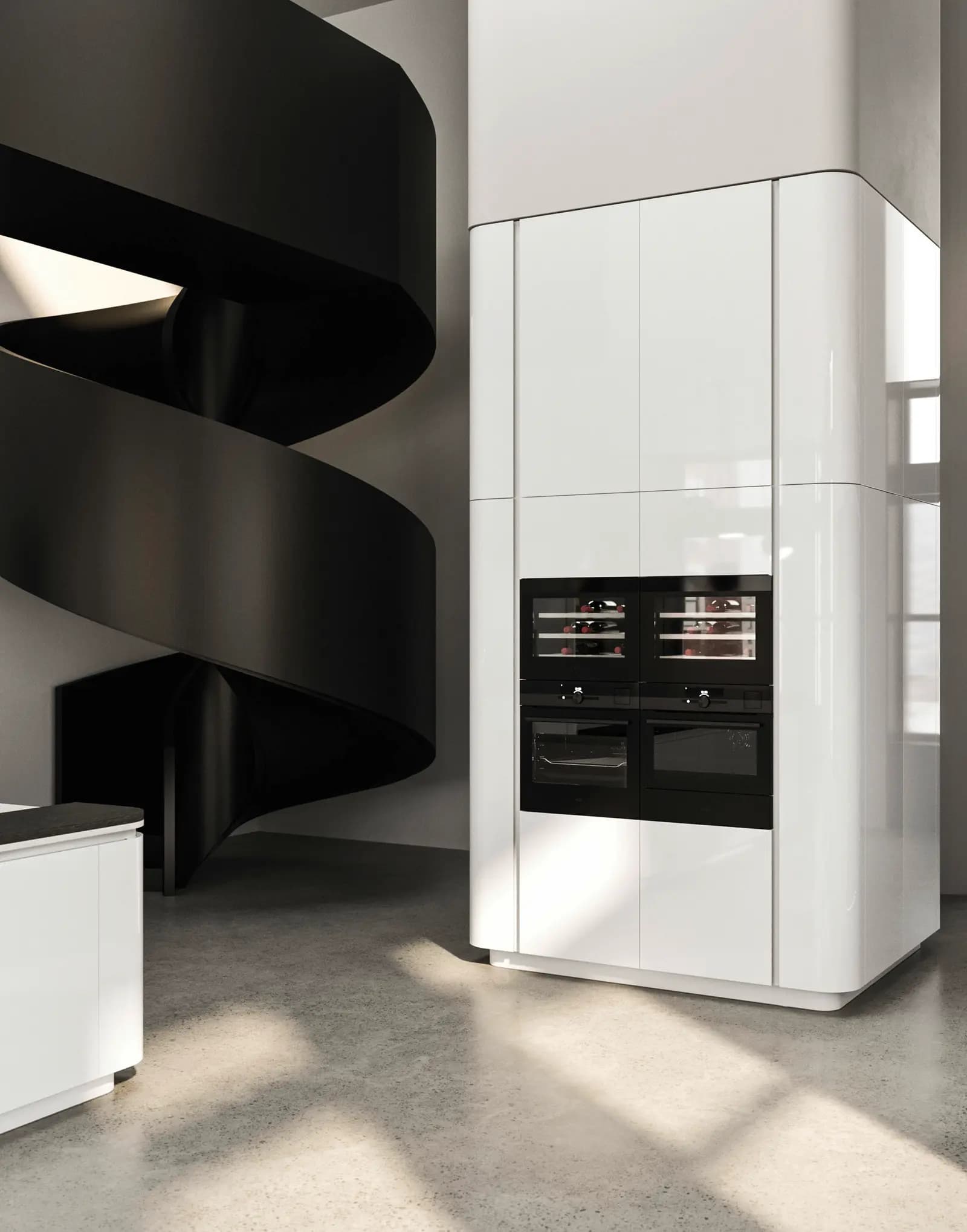 Colonnes laquées blanches d'une cuisine Snaidero Ola, derrière un escalier hélicoïdal noir