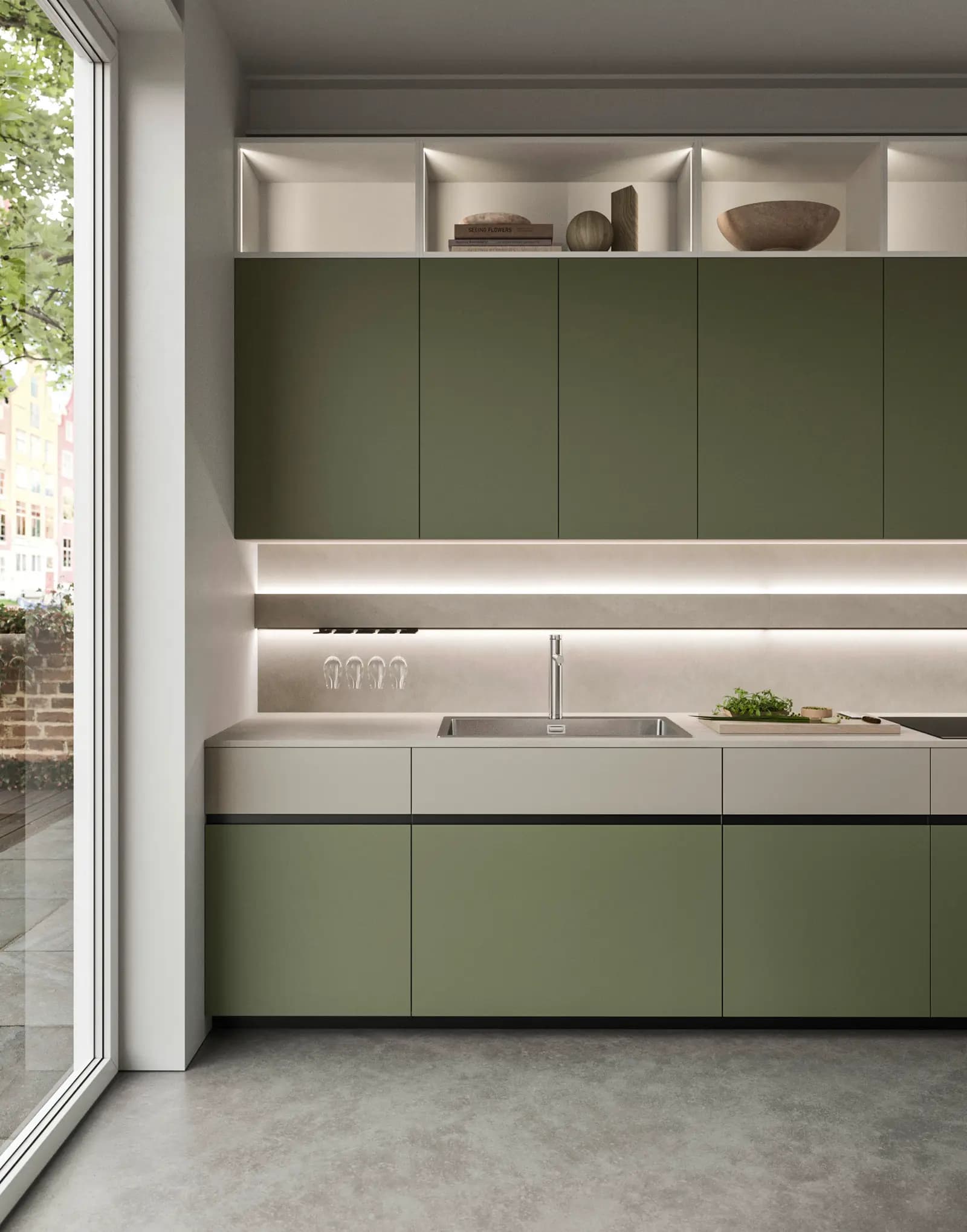 Cuisine Snaidero Folio verte avec évier et étagère éclairée, ouverte sur une cour