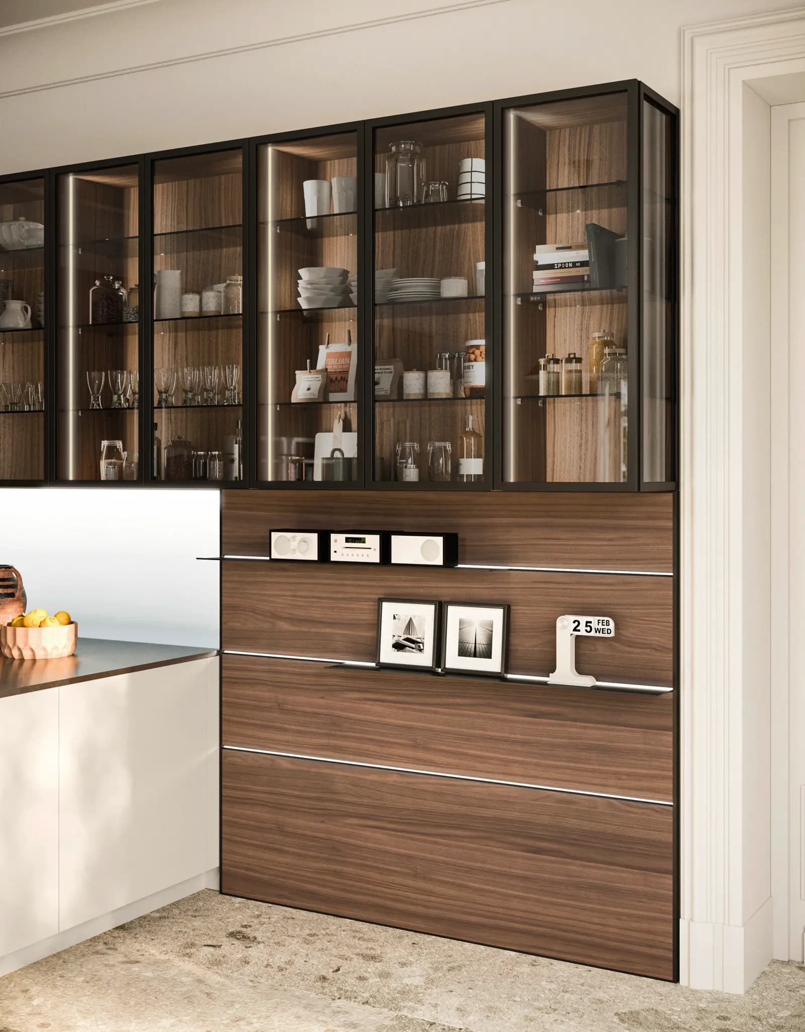 Vitrines en noyer d'une cuisine Snaidero Opera, garnies de vaisselle, au-dessus d'une desserte