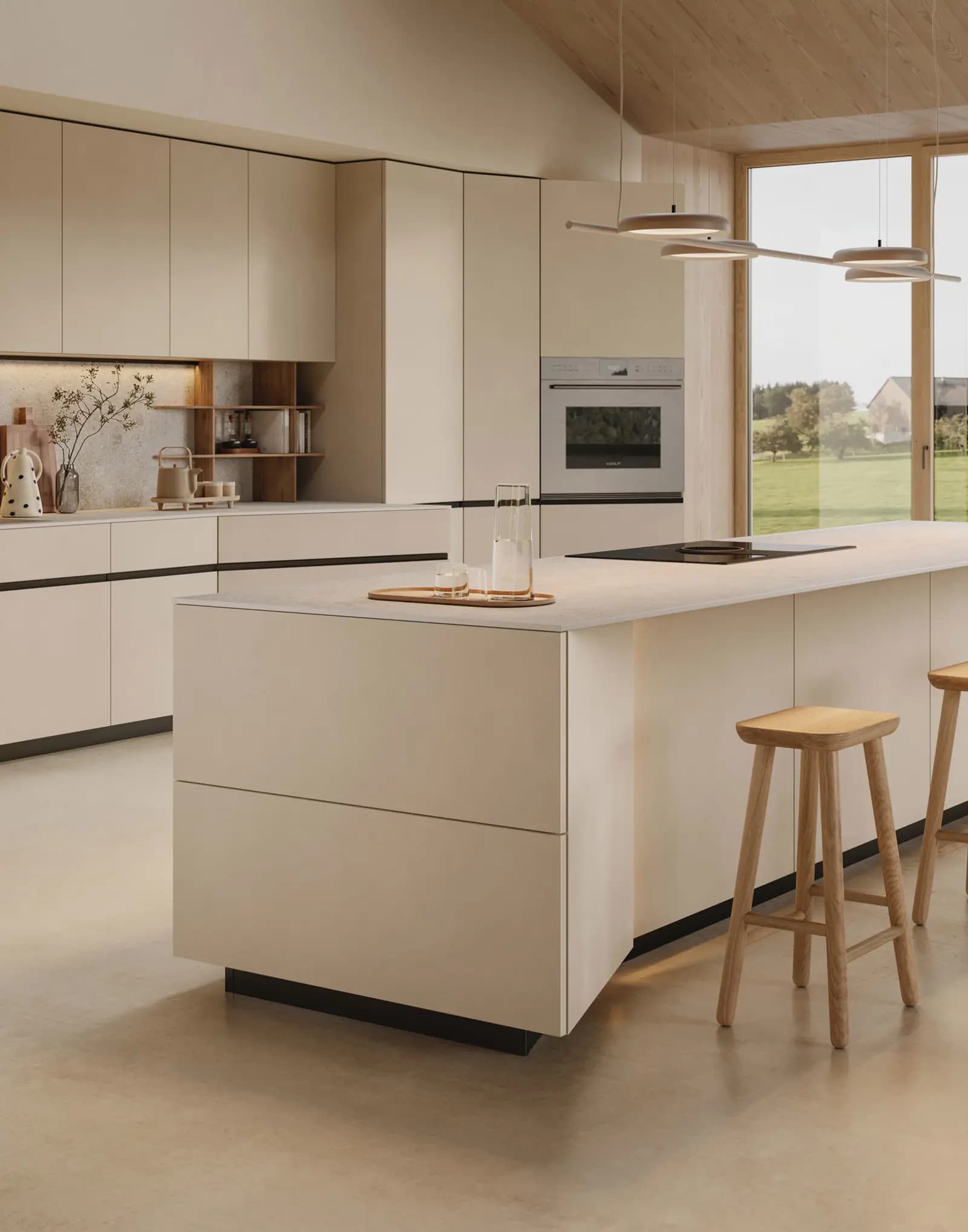 Îlot d'une cuisine Snaidero Orbita crème avec tabourets en bois, devant une baie vitrée