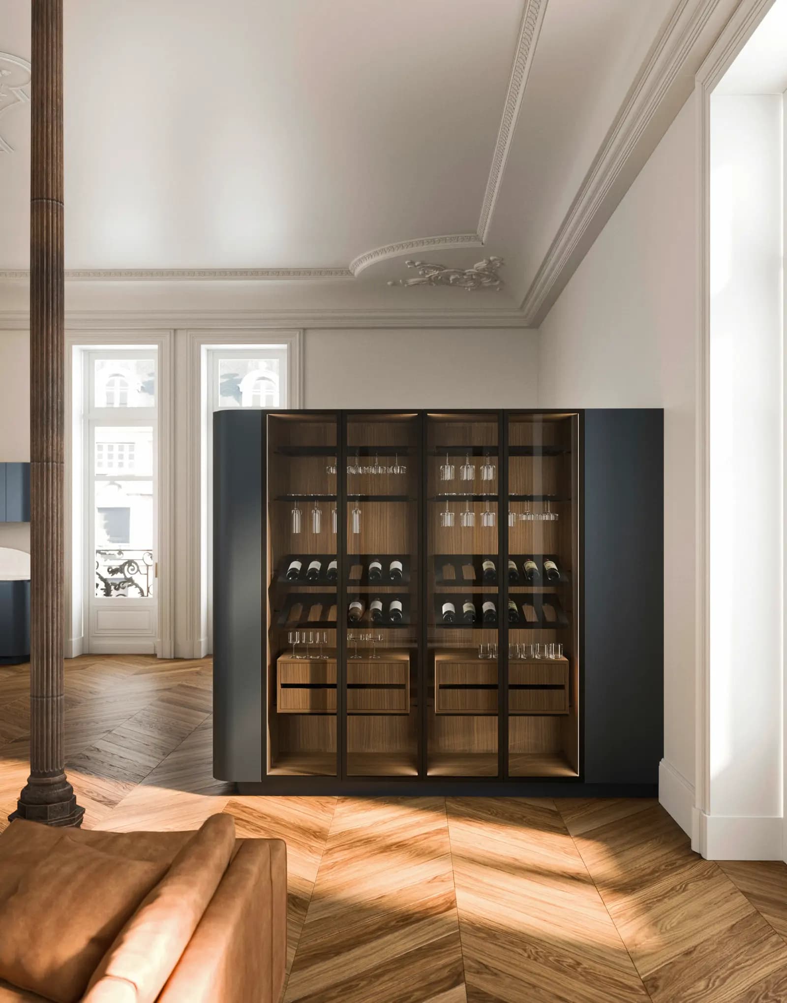 Colonne vitrée Snaidero Ola, façade laquée bleu nuit et intérieur en bois veiné, dans un appartement à parquet chevron