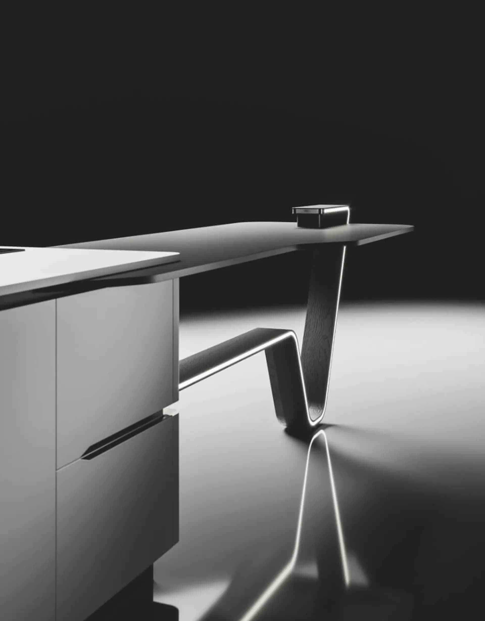 Gros plan sur un plan de travail à chant fin porté par un piètement métallique sculpté, photographié en studio sur fond noir