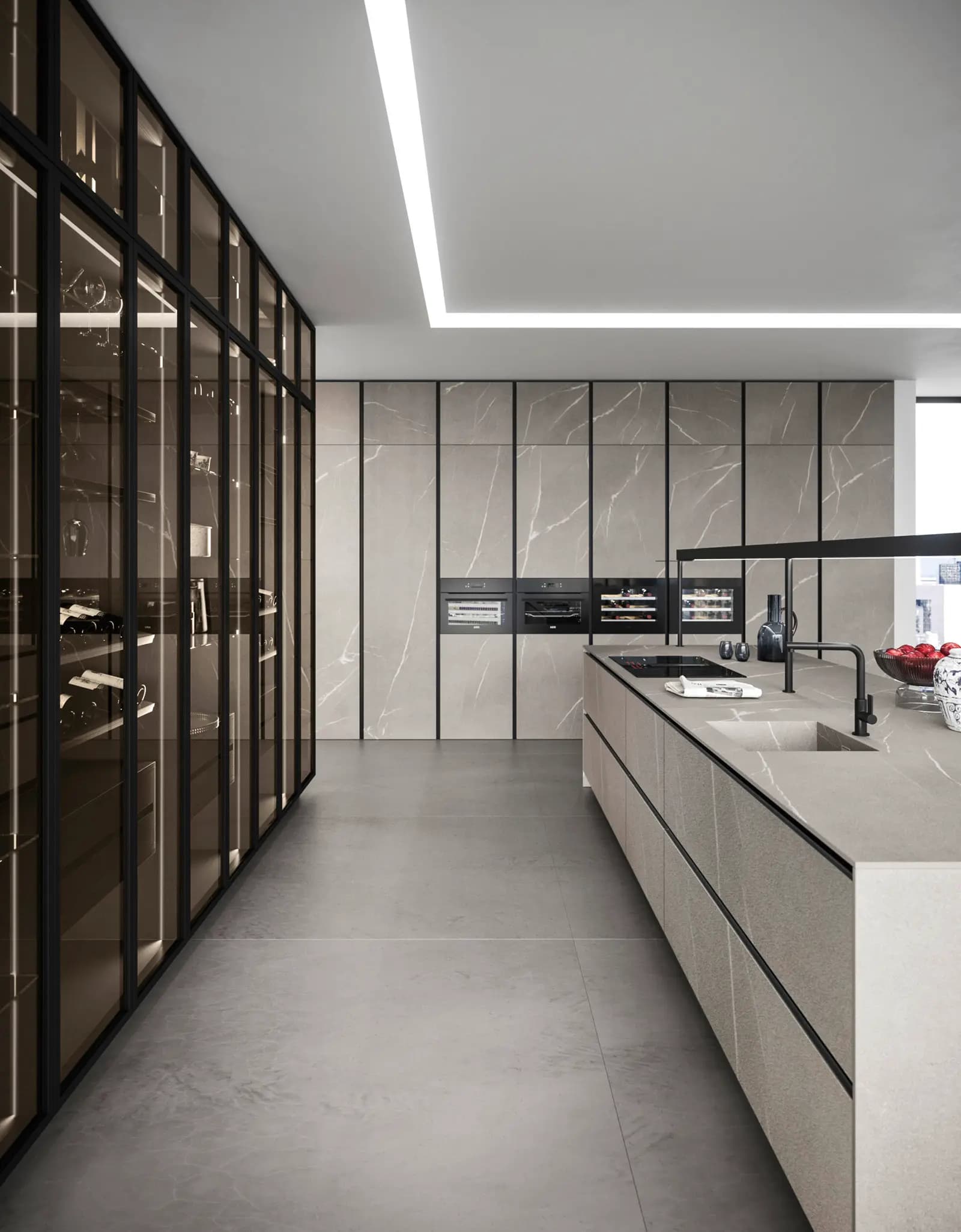 Cuisine Snaidero Elementi en longueur, plan clair et vitrines sombres toute hauteur