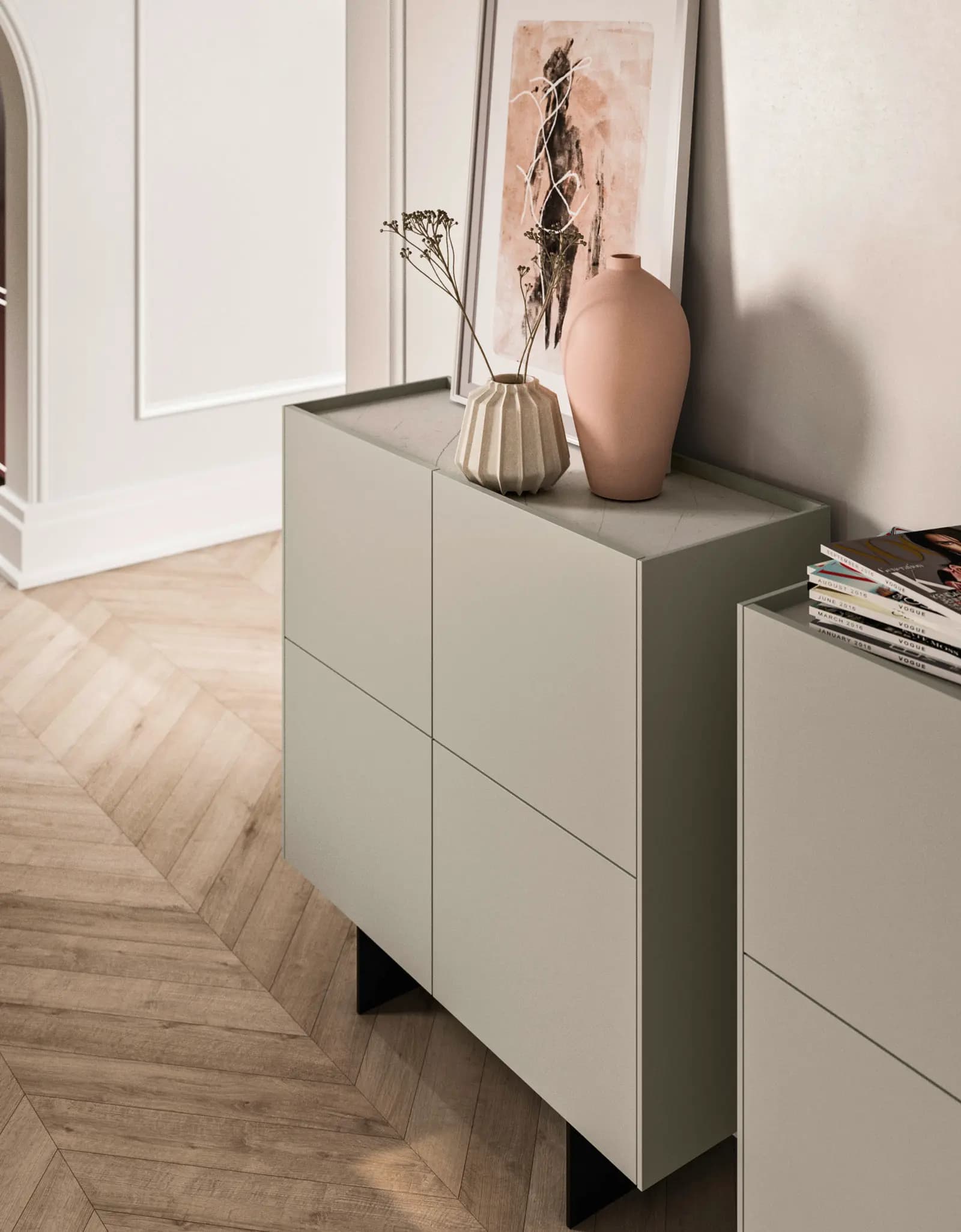 Buffet gris clair à façades encadrées Snaidero Frame, sur un parquet en chevrons, avec deux vases