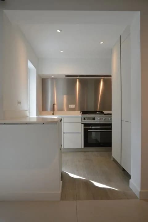 Cuisine blanche mate, appartement clair, photo 2 sur 24
