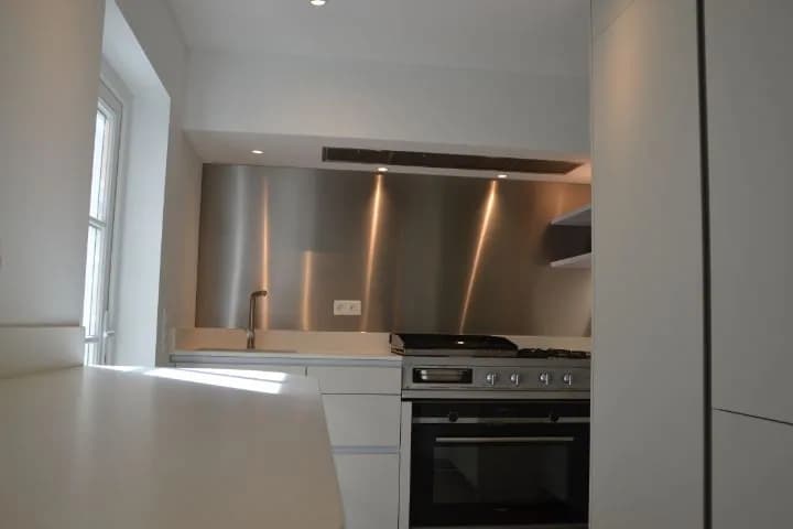Cuisine blanche mate, appartement clair, photo 1 sur 24