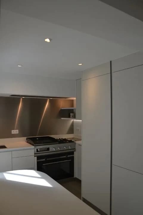 Cuisine blanche mate, appartement clair, photo 3 sur 24