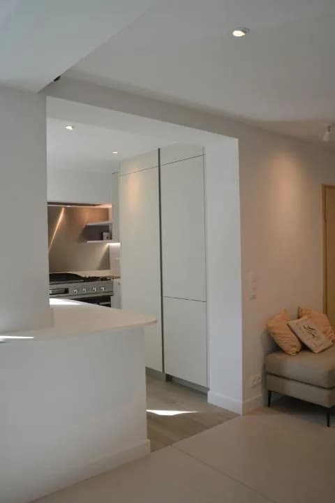 Cuisine blanche mate, appartement clair, photo 4 sur 24