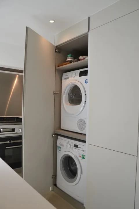 Cuisine blanche mate, appartement clair, photo 7 sur 24