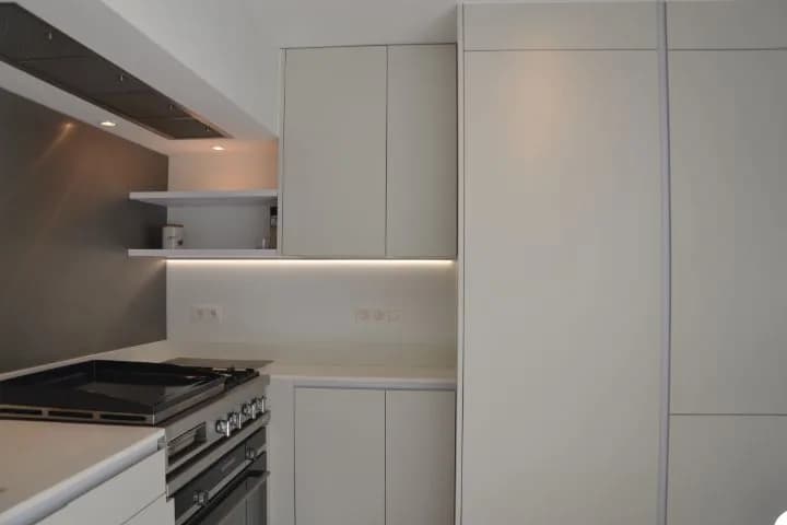 Cuisine blanche mate, appartement clair, photo 8 sur 24