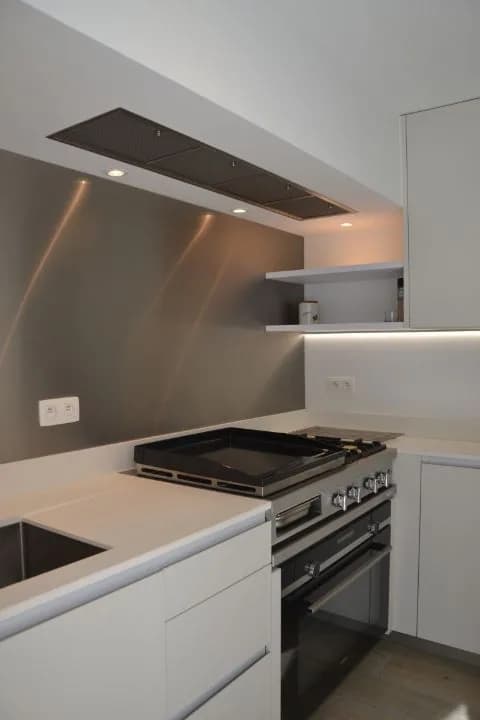 Cuisine blanche mate, appartement clair, photo 9 sur 24