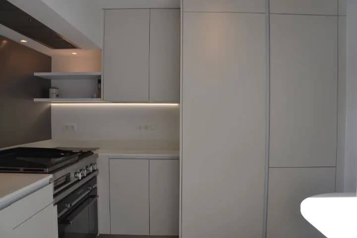 Cuisine blanche mate, appartement clair, photo 11 sur 24