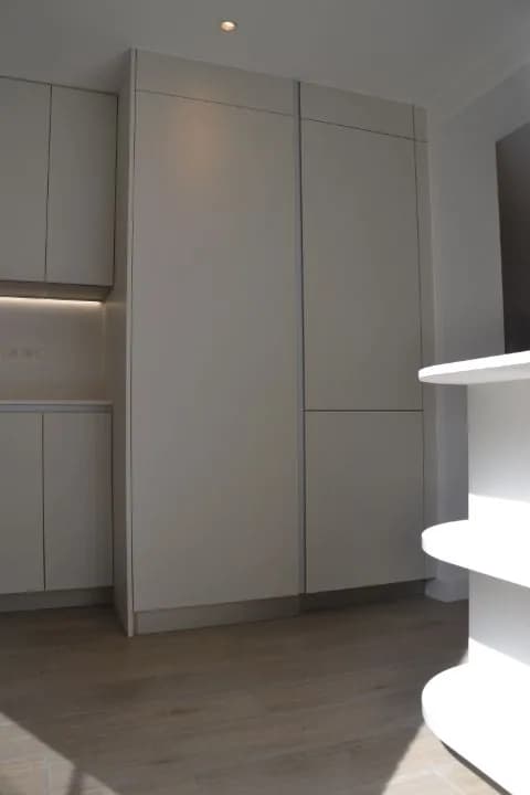 Cuisine blanche mate, appartement clair, photo 12 sur 24