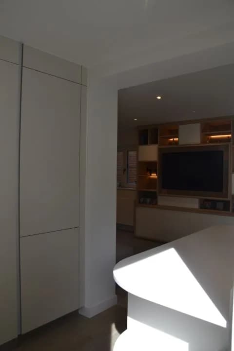 Cuisine blanche mate, appartement clair, photo 13 sur 24