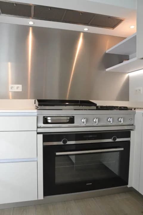 Cuisine blanche mate, appartement clair, photo 14 sur 24