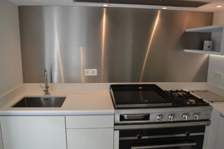 Cuisine blanche mate, appartement clair, photo 15 sur 24