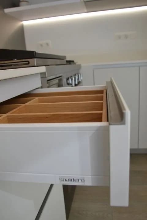 Cuisine blanche mate, appartement clair, photo 16 sur 24