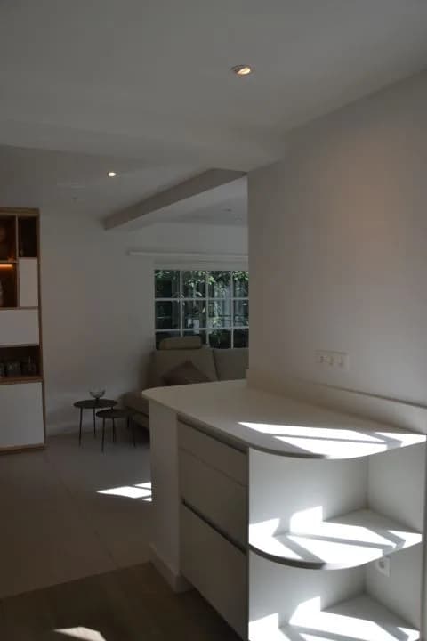 Cuisine blanche mate, appartement clair, photo 18 sur 24