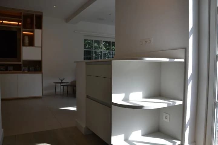 Cuisine blanche mate, appartement clair, photo 19 sur 24