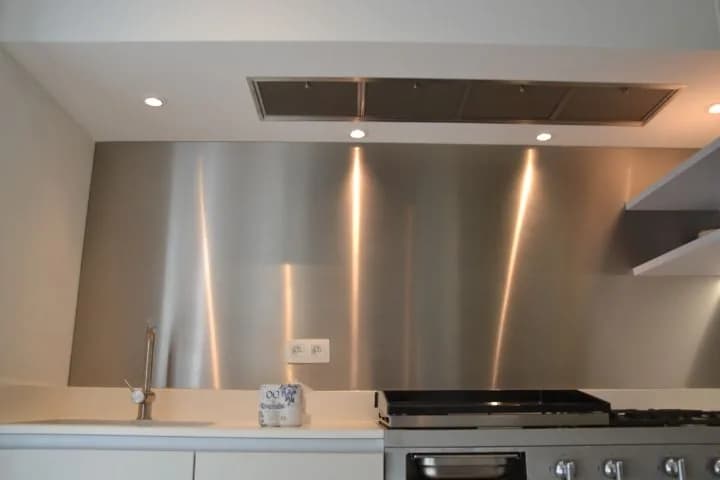 Cuisine blanche mate, appartement clair, photo 20 sur 24