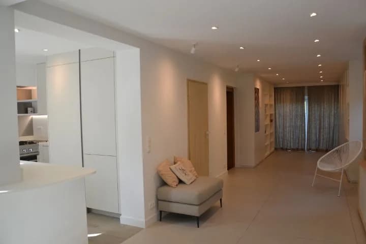 Cuisine blanche mate, appartement clair, photo 22 sur 24