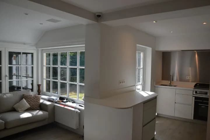 Cuisine blanche mate, appartement clair, photo 24 sur 24