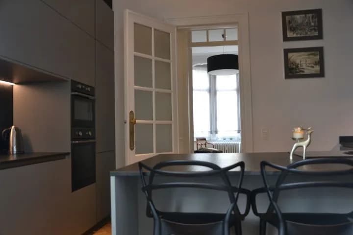 Cuisine anthracite dans un appartement à moulures, photo 7 sur 14