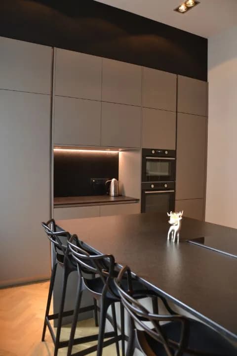 Cuisine anthracite dans un appartement à moulures, photo 8 sur 14