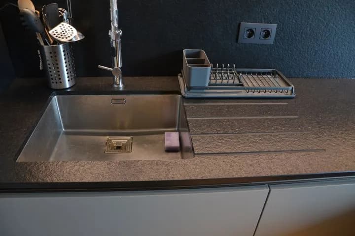 Cuisine anthracite dans un appartement à moulures, photo 11 sur 14