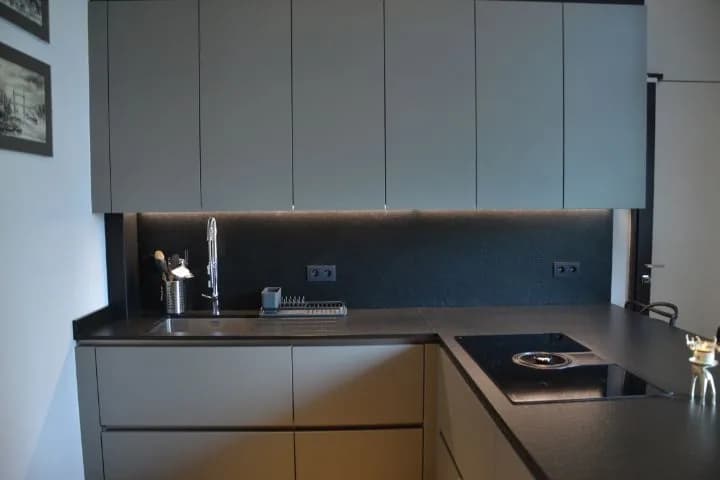 Cuisine anthracite dans un appartement à moulures, photo 13 sur 14