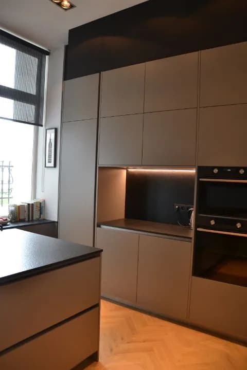 Cuisine anthracite dans un appartement à moulures, photo 14 sur 14