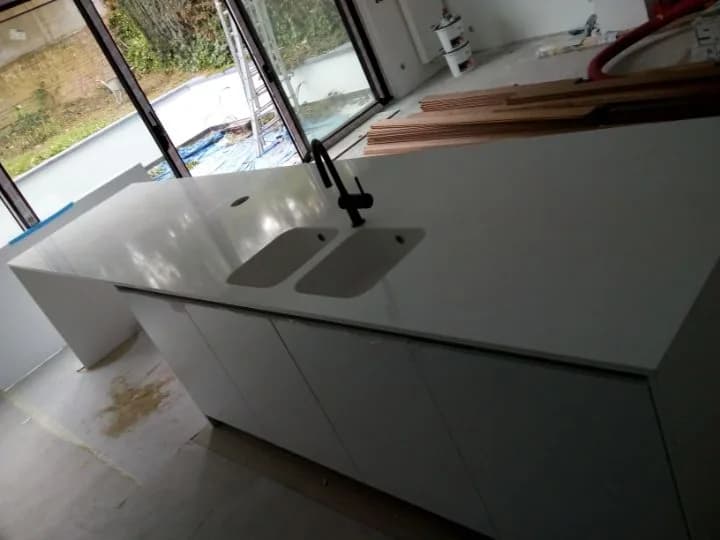 Cuisine blanche en construction neuve, photo 1 sur 5
