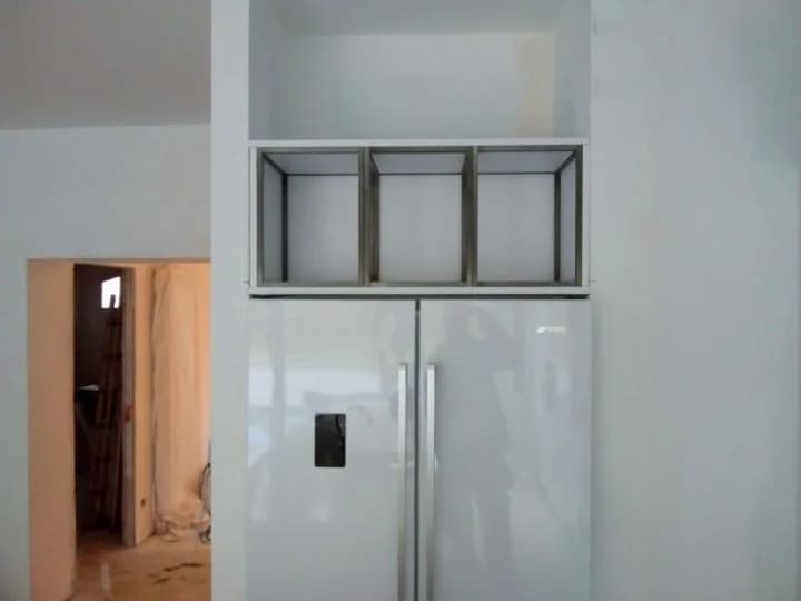 Cuisine blanche en construction neuve, photo 2 sur 5