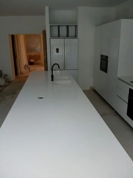 Cuisine blanche en construction neuve, photo 3 sur 5
