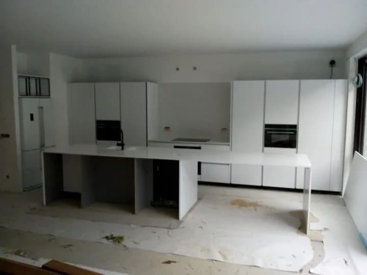 Cuisine blanche en construction neuve, photo 4 sur 5