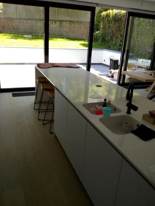 Cuisine blanche toute en longueur, photo 2 sur 8
