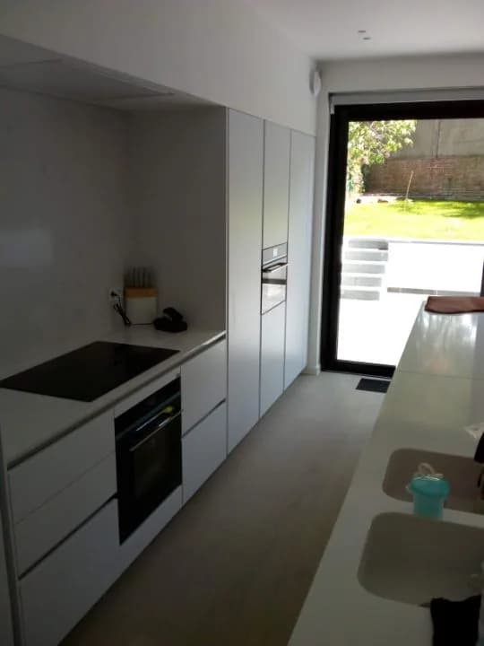 Cuisine blanche toute en longueur, photo 3 sur 8