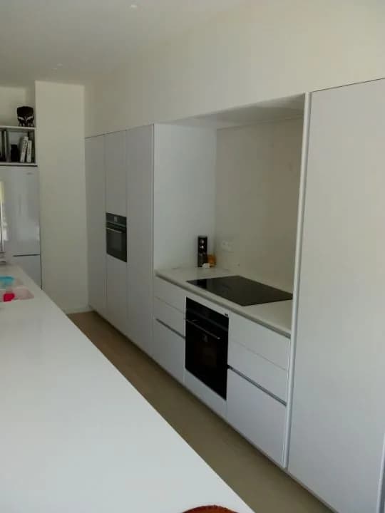 Cuisine blanche toute en longueur, photo 4 sur 8