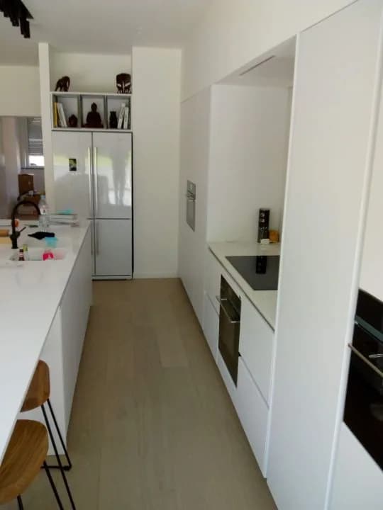 Cuisine blanche toute en longueur, photo 5 sur 8