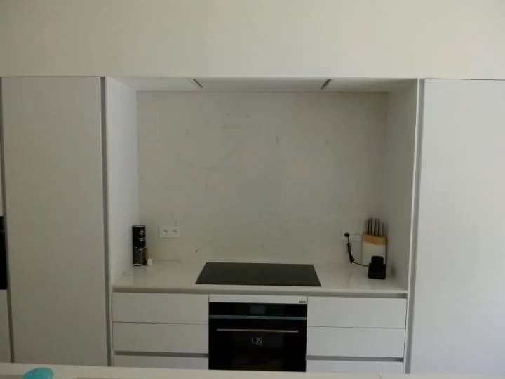 Cuisine blanche toute en longueur, photo 7 sur 8