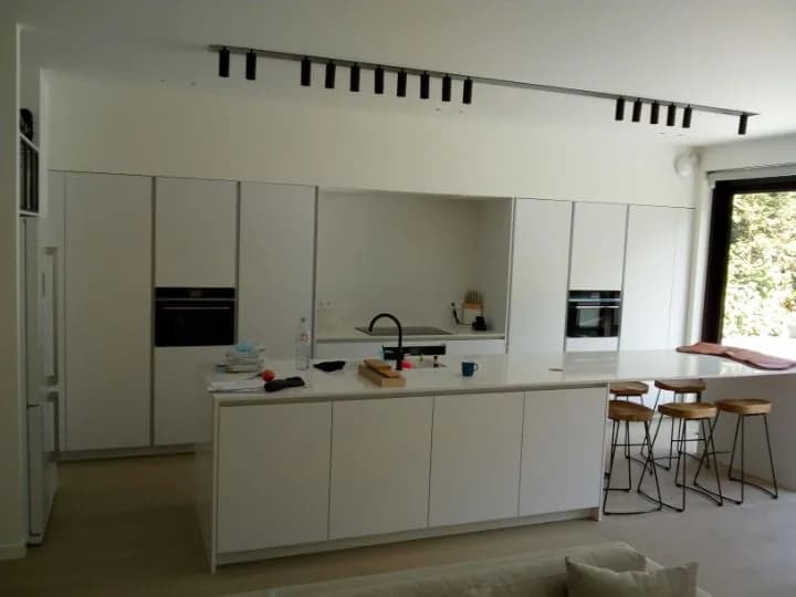 Cuisine blanche toute en longueur, photo 1 sur 8