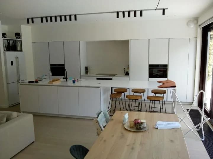 Cuisine blanche toute en longueur, photo 8 sur 8