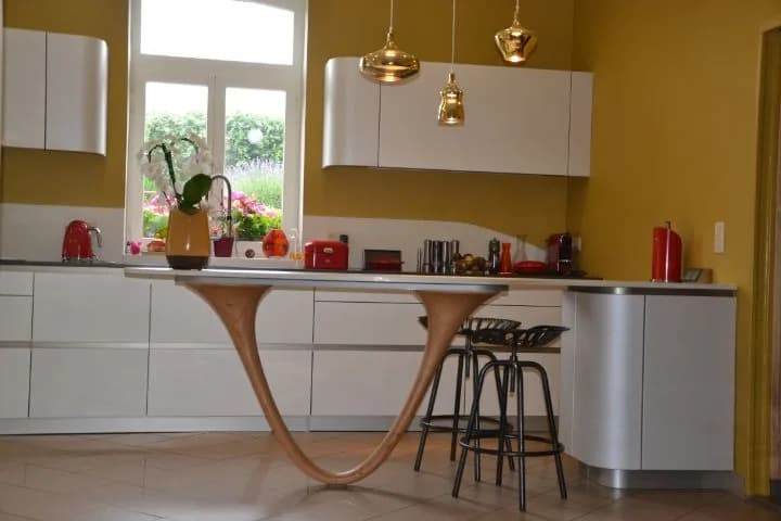 Cuisine blanche, mur ocre et pied bois, photo 1 sur 26
