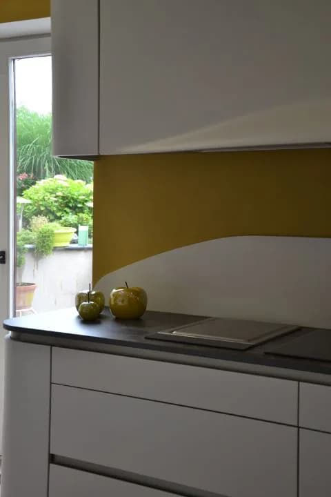 Cuisine blanche, mur ocre et pied bois, photo 3 sur 26