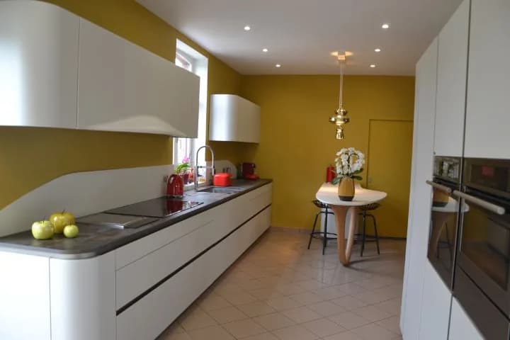 Cuisine blanche, mur ocre et pied bois, photo 4 sur 26