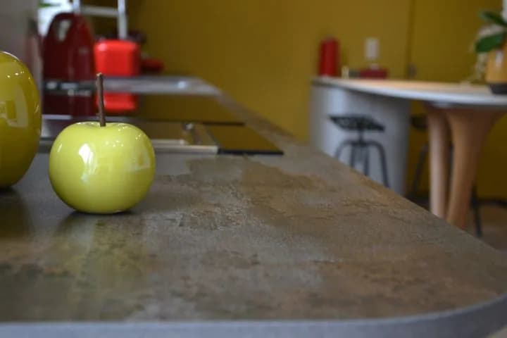 Cuisine blanche, mur ocre et pied bois, photo 5 sur 26