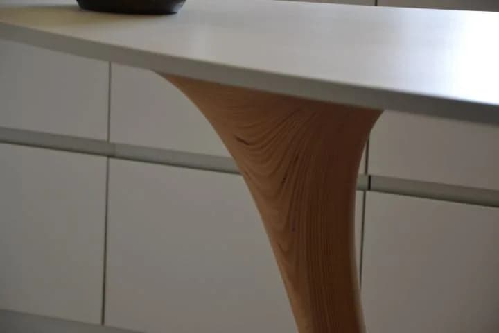 Cuisine blanche, mur ocre et pied bois, photo 7 sur 26
