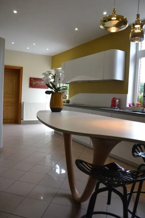 Cuisine blanche, mur ocre et pied bois, photo 8 sur 26