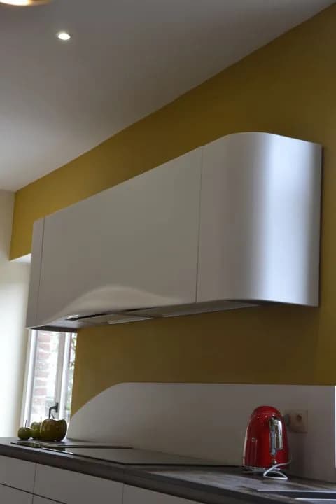 Cuisine blanche, mur ocre et pied bois, photo 10 sur 26